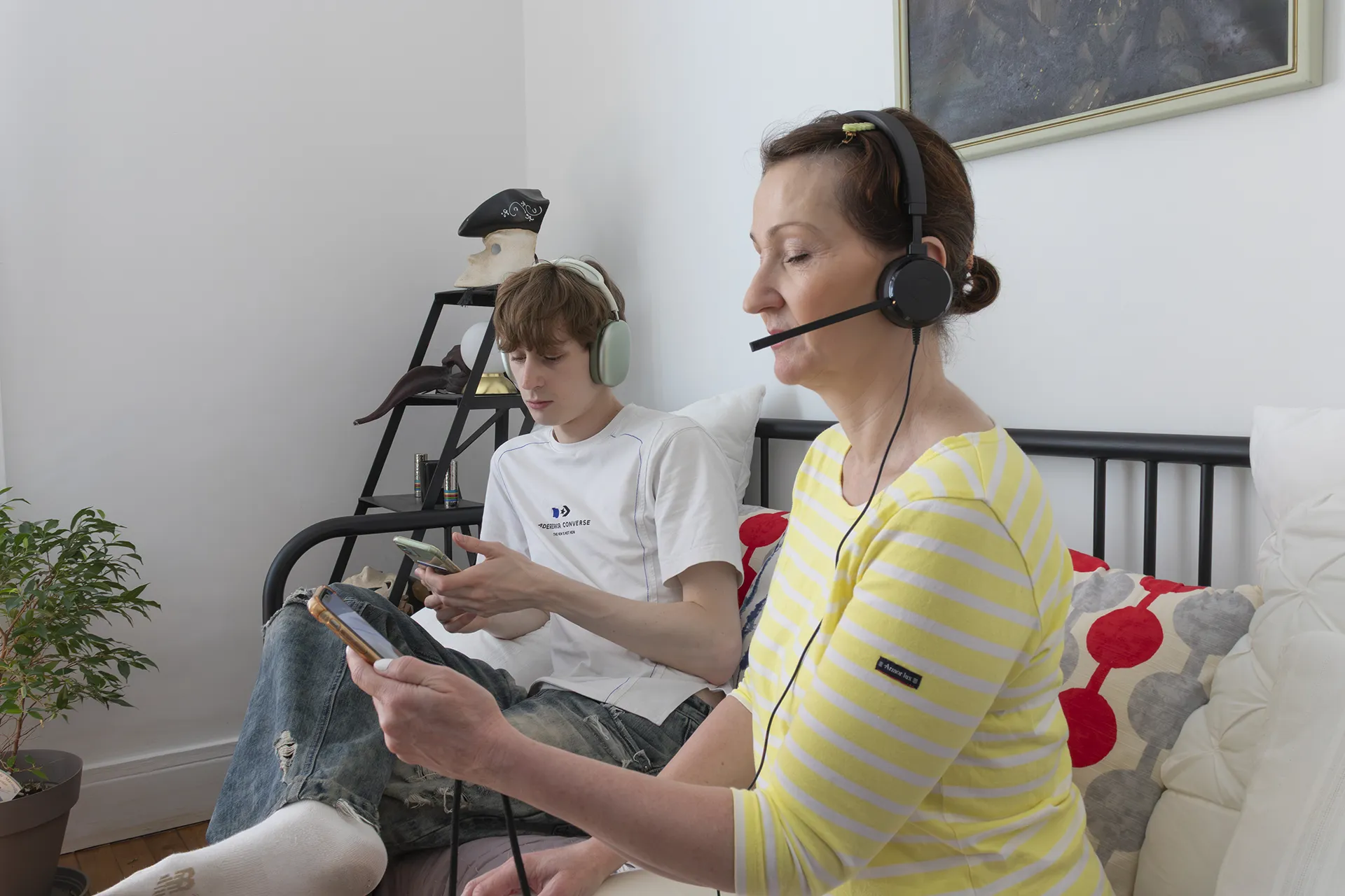 Emile et sa mère sur leurs téléphones, dans le canapé