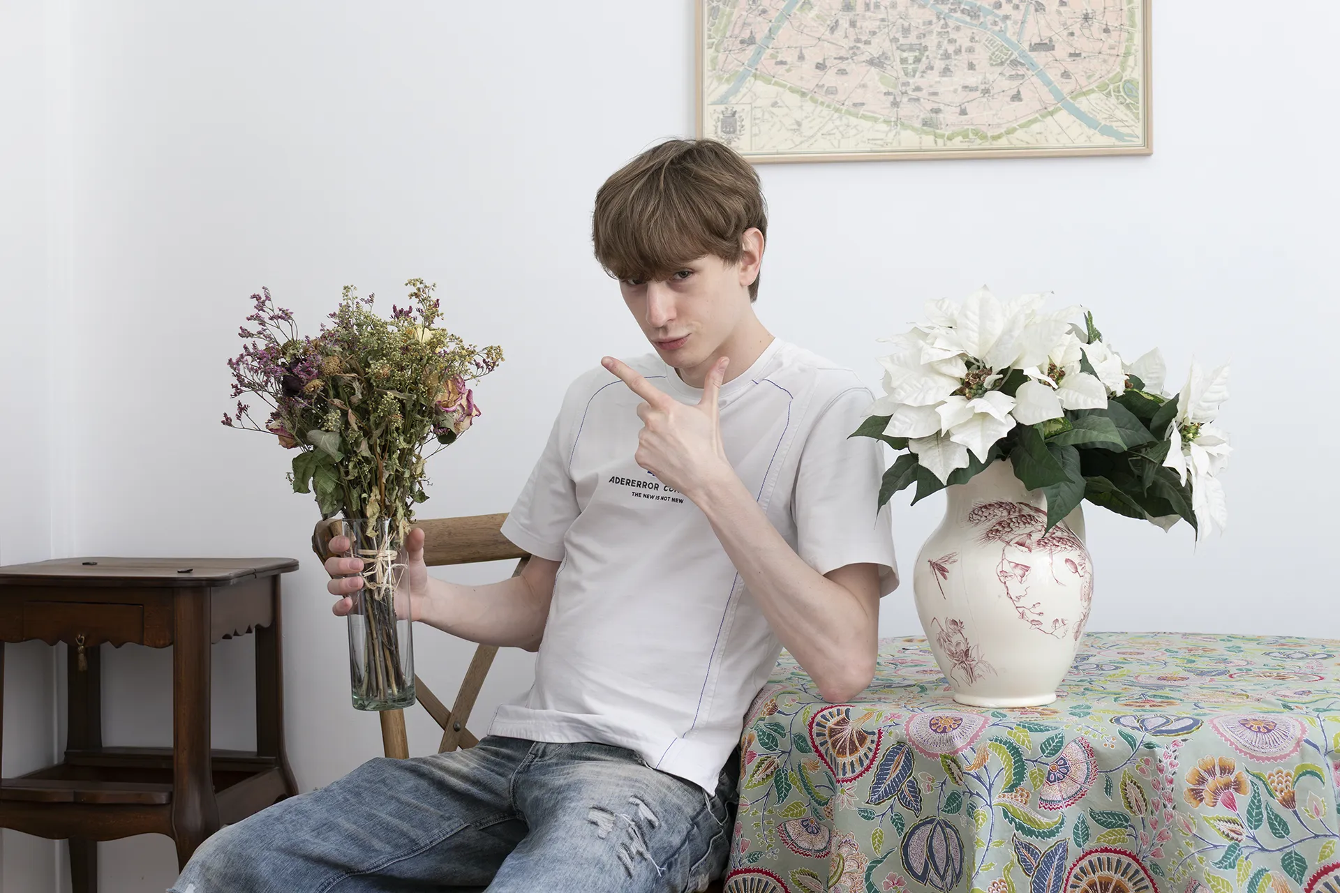Emile pose seul avec le trophée