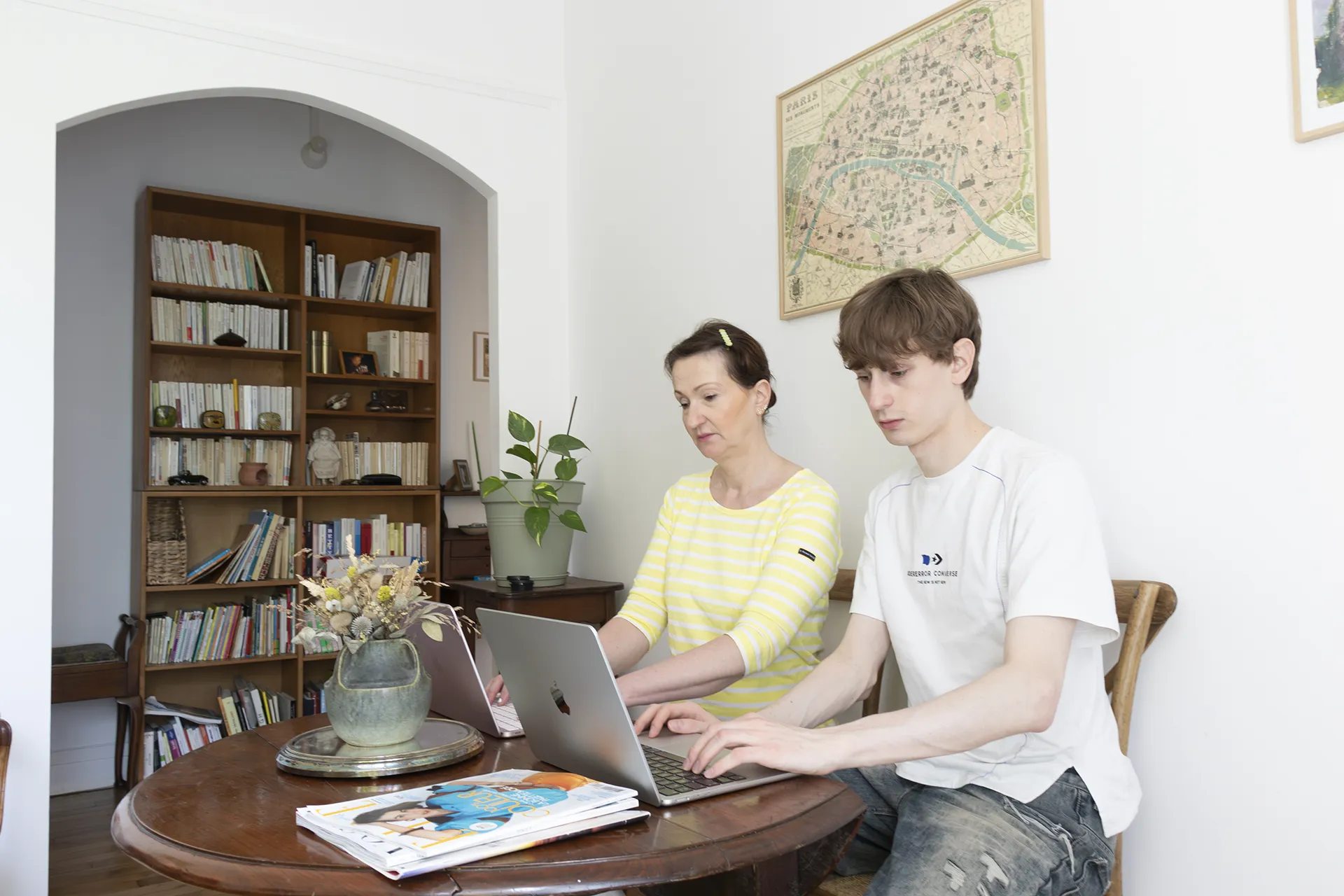 Emile et sa mère sur la table à manger, en plein télétravail