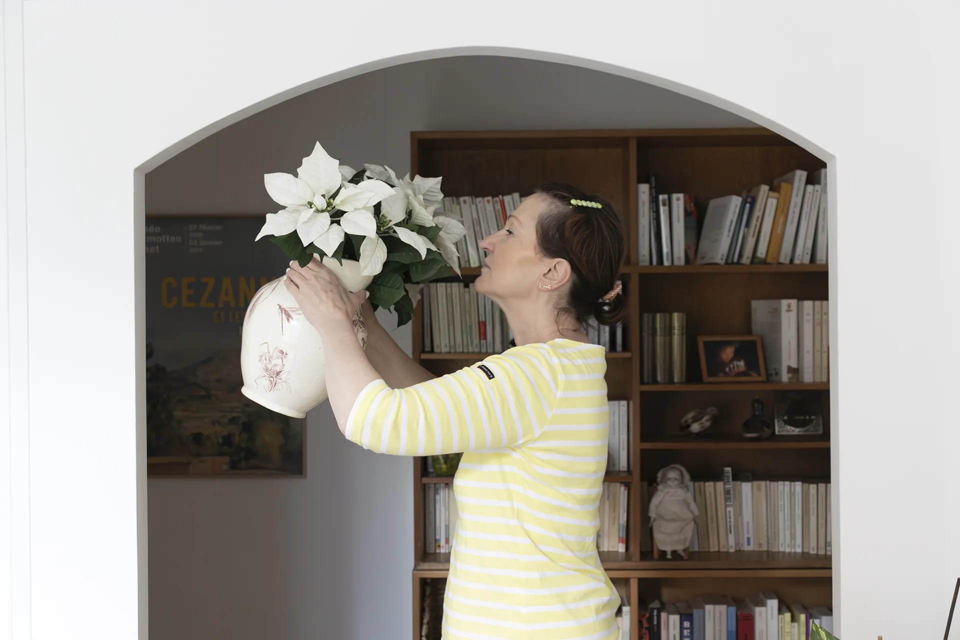 La mère d'Emile pose seule avec le trophée, l'embrasse